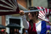 Дівчина з прапором в кесальтенанго — стокове фото