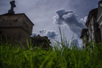 Stürmische Wolken und Grabsteine — Stockfoto
