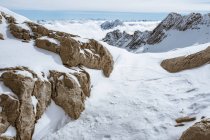 Picos de montaña cubiertos de nieve - foto de stock