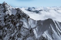 Picos de montaña cubiertos de nieve - foto de stock