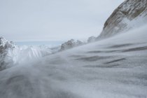 Сніговий схил у горах — стокове фото
