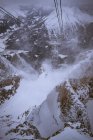 Berggipfel mit leichtem Schnee bedeckt — Stockfoto