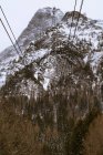 Picos de montaña cubiertos de nieve ligera - foto de stock