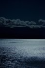 Mond reflektiert Wasseroberfläche — Stockfoto