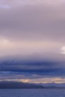 Surface d'eau calme avec nuages orageux — Photo de stock