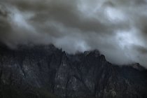 Nuvole tempestose che coprono cime montuose — Foto stock