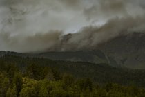 Бурякові хмари, що покривають гірські вершини — стокове фото