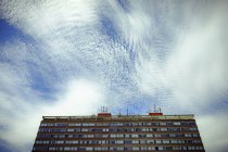 Blick von unten auf Gebäude gegen den Himmel — Stockfoto