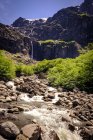 Blick auf Gebirgsfluss und Wasserfall — Stockfoto