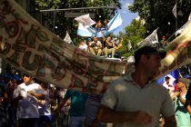 Strada affollata con persone con bandiere — Foto stock