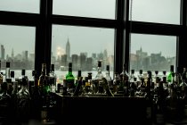 Ряд бутылок с городским пейзажем Нью-Йорка — стоковое фото