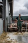 Мужчина-фермер на свиноферме — стоковое фото