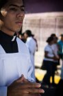 Jeune prêtre catholique dans la rue — Photo de stock