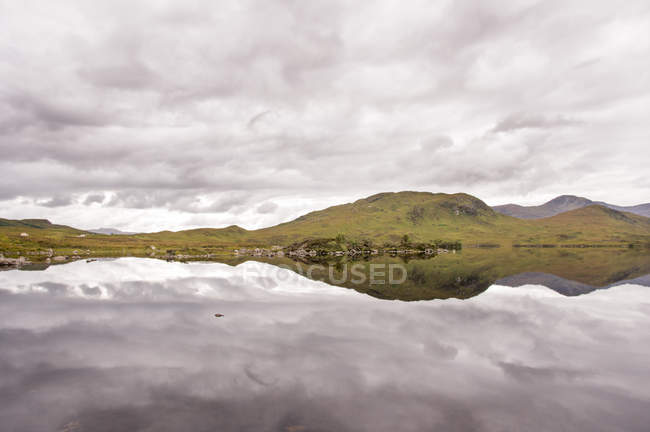 Vista dell'altopiano di Glencoe e del lago calmo — Foto stock