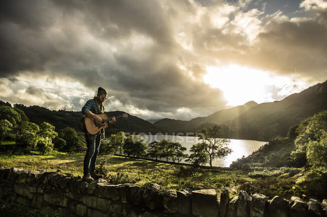 Man playing on acoustic guitar — Stock Photo