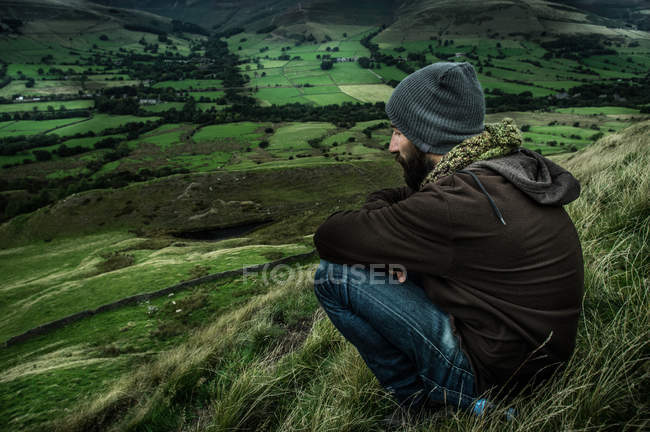 Man sitting in highlands and looking at view — Stock Photo