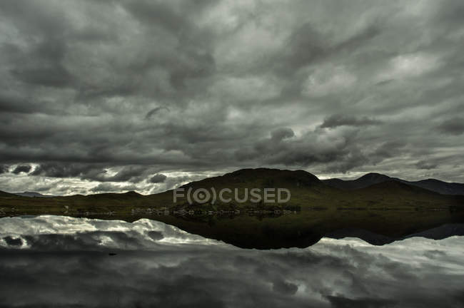 Вид на Гленкоское нагорье и спокойное озеро — стоковое фото