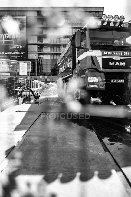 Camion spruzzato con acqua — Foto stock