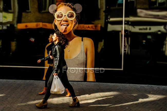 Women passing by store — Stock Photo