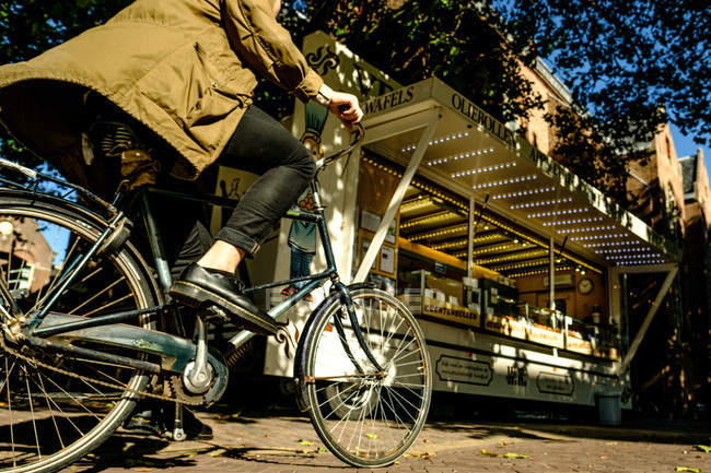 Mann mit Fahrrad unterwegs — Stockfoto