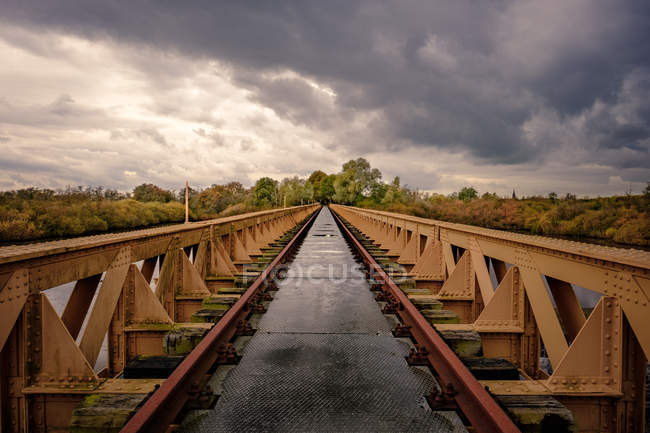 Vista del ponte ferroviario in acciaio — Foto stock