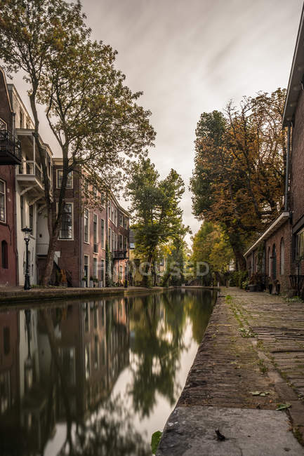 Kanal durch Wohngebiet — Stockfoto