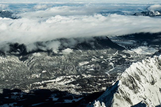 Picos de montaña en cubierta de nubes - foto de stock