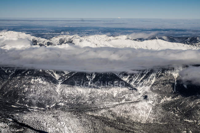 Гірські вершини в хмарному покриві — стокове фото