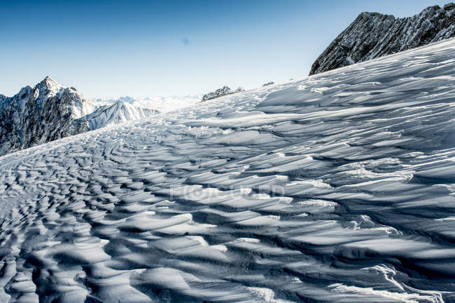 Declive nevado nas montanhas — Fotografia de Stock