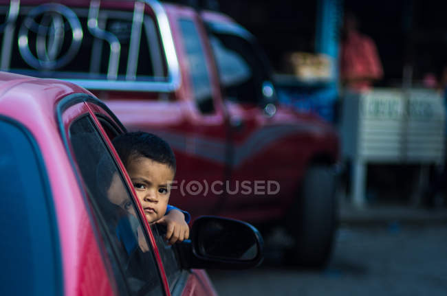 Маленький мальчик смотрит в камеру — стоковое фото