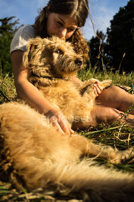Mujer sentada con perro - foto de stock