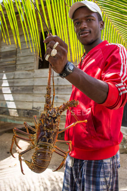 Homem mostrando caranguejo na câmera — Fotografia de Stock