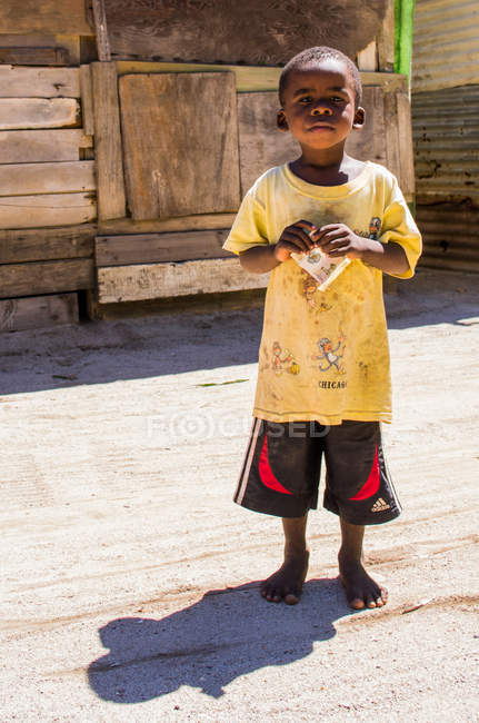 Pequeno menino africano segurando dinheiro — Fotografia de Stock
