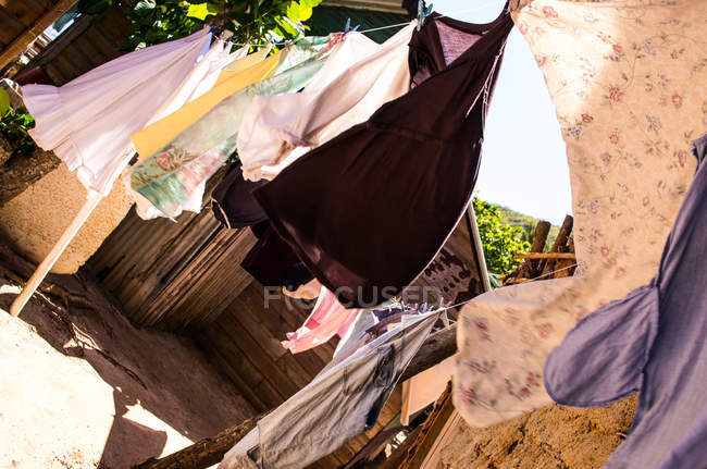 Женщины сушат на открытом воздухе во дворе — стоковое фото