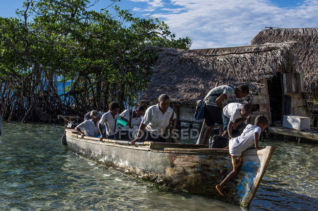 Homens e crianças tomando barco — Fotografia de Stock