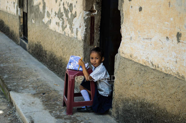 Девушка, выполняющая домашнюю работу на улице — стоковое фото