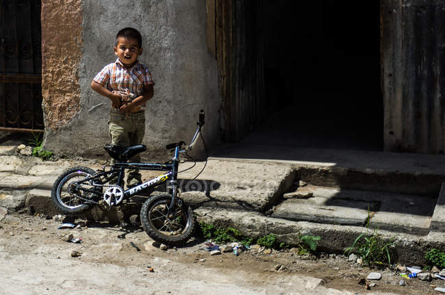 Хлопчик з мотоциклом — стокове фото