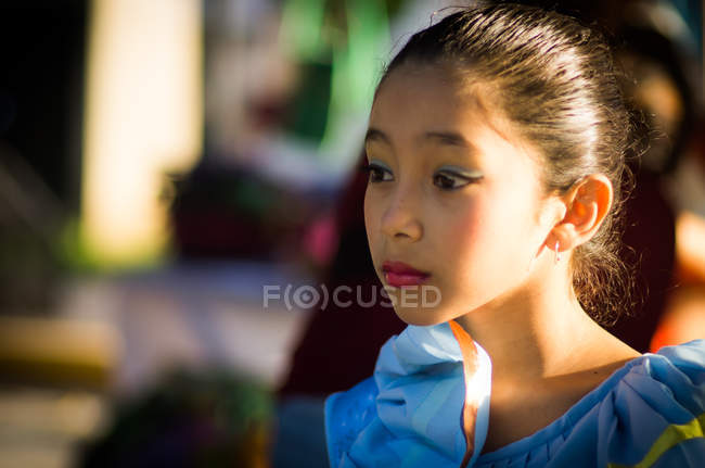 Portrait de fille en costume traditionnel — Photo de stock