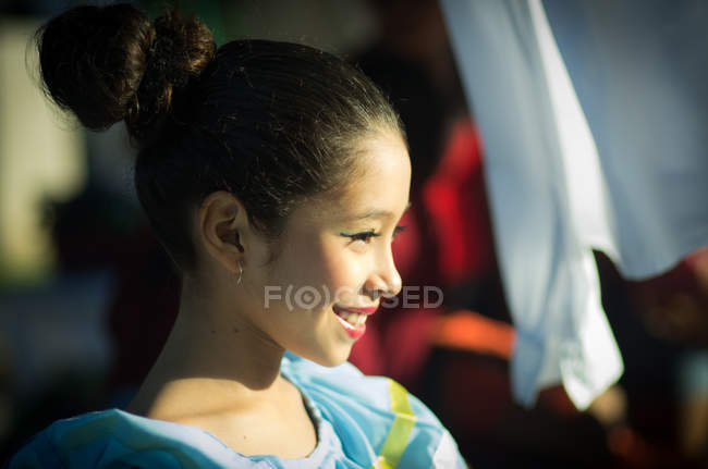 Портрет дівчині у традиційних костюмах — стокове фото