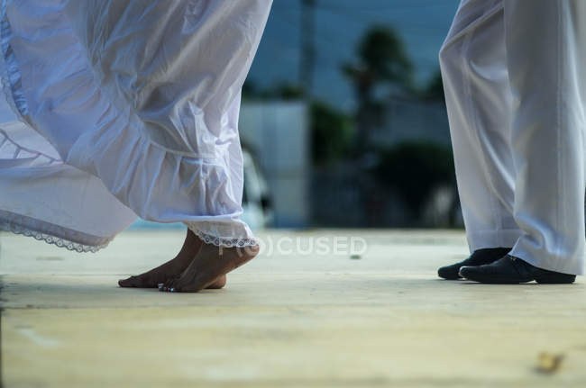 Танцующие ноги в белом платье — стоковое фото