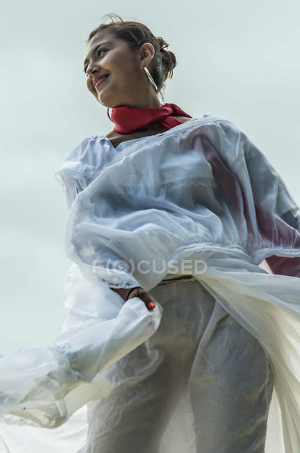 Woman dancer in traditional costume — Stock Photo