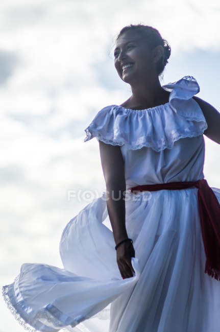 Bailarina en traje tradicional - foto de stock
