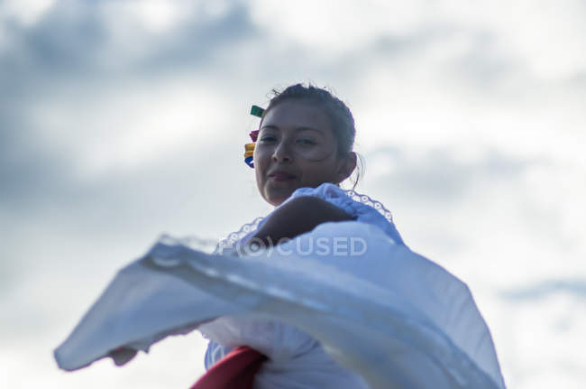 Mulher dançarina em traje tradicional — Fotografia de Stock