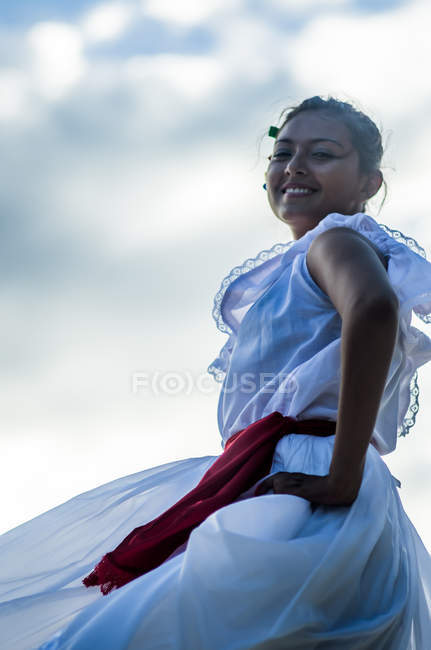 Танцовщица в традиционном костюме — стоковое фото