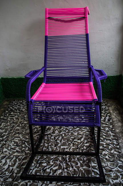 Rosa und violett Stuhl — Stockfoto