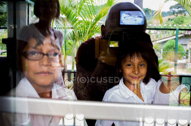 Glückliche Kinder, Bild durch Fenster — Stockfoto