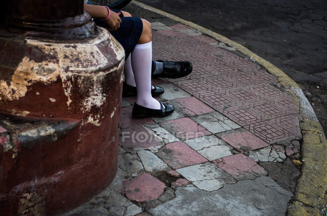 Persone sedute sul marciapiede a Leon — Foto stock