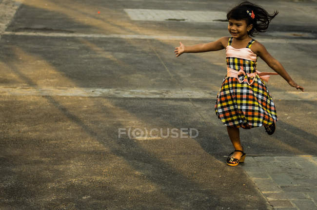 Kleines Mädchen hüpft — Stockfoto