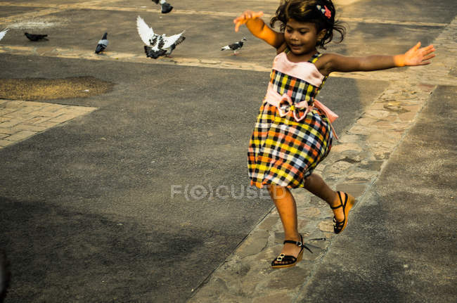 Маленька дівчинка, пропускаючи — стокове фото