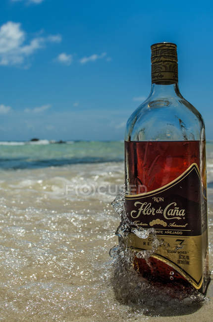 Bottiglia di rum sulla spiaggia — Foto stock